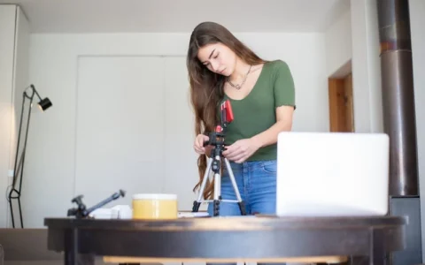 用故事来说服，是最难让人设妨的：如何通过讲故事来增强演讲的感染力？