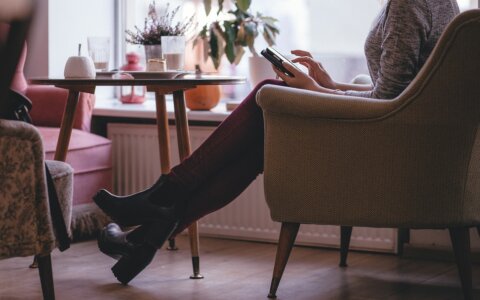 自然感是关键：如何摆脱"念稿感"，让课程讲解像朋友对话一样真诚