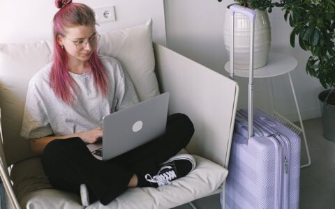 怎样在 OBS 中添加实时字幕功能，用于直播或录课？