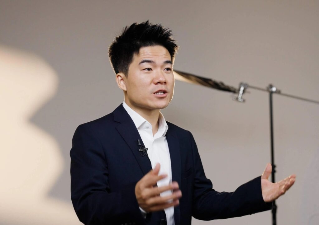 详细分析一下董宇辉老师的人设，到底是如何打造成功的，有哪些值得学习的地方，普通人是否适合模仿