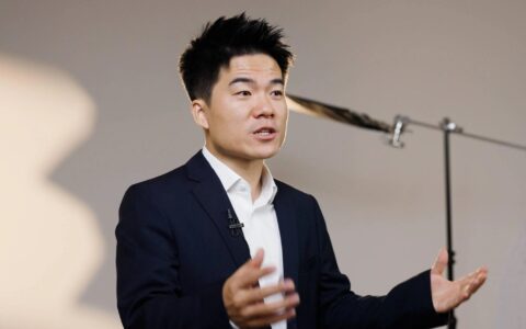 详细分析一下董宇辉老师的人设，到底是如何打造成功的，有哪些值得学习的地方，普通人是否适合模仿