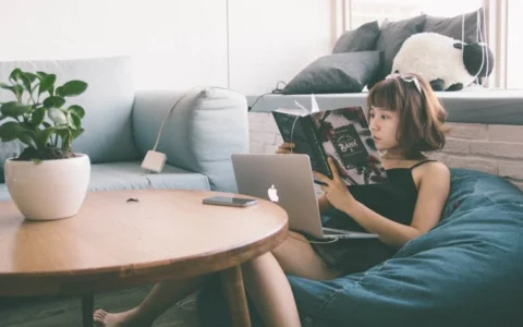 个人IP打造：从“素人”到“专家”，文案中如何讲好自己的成长故事增加信任？