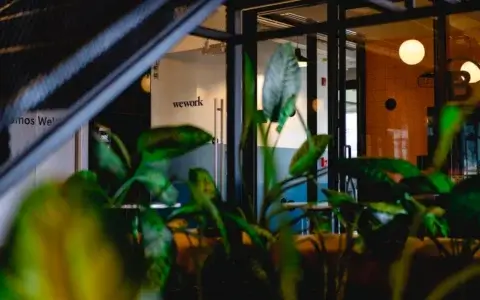 教育赛道案例：如何把“120节系统语法课”包装成“1个万能句型搞定90%对话”的爆款？