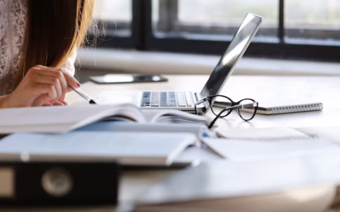 揭秘：如何用AI工具3天搞定一门高价课？附详细操作清单