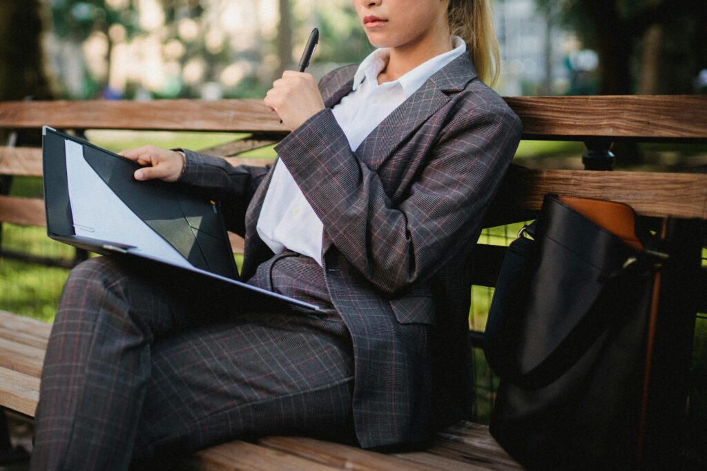 如何设计数字人讲师的肢体语言才能既自然又不显得过于生硬？