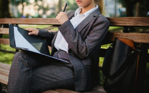 如何设计数字人讲师的肢体语言才能既自然又不显得过于生硬？