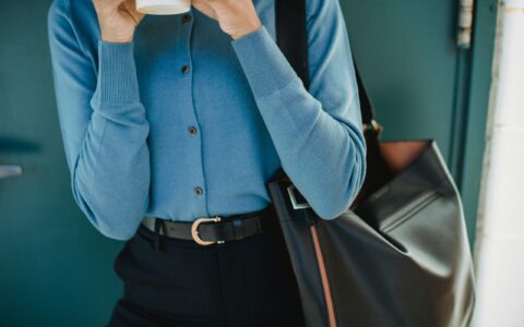 如何用OBS制作绿幕视频的转场效果？本质上就是“先抠像、再换背景”，跟我一步步来干吧。