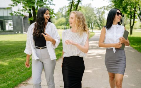 社恐做自媒体必看：不用露脸、不用拍摄，数字人帮你把1条视频变成100条！